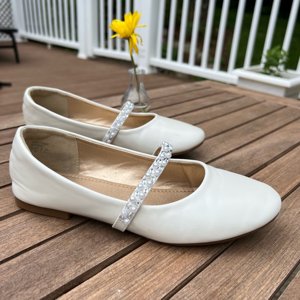 Girls Ivory dress shoes. Size 4.